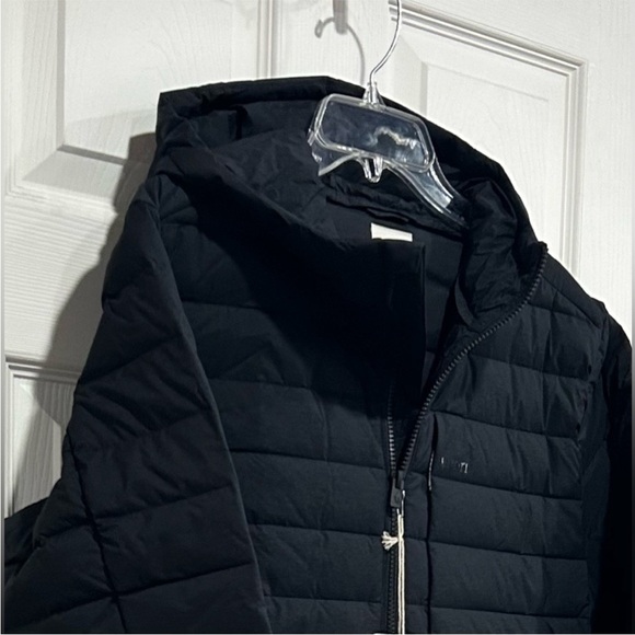 Vuori Men's Medium Steadfast Full Zip Hooded Jacket Insulated Black NWT Down - Picture 2 of 4